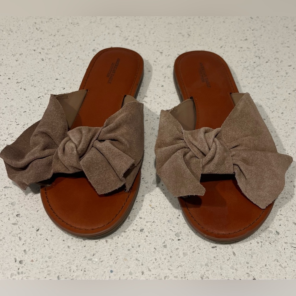 American Eagle tan suede bow sandals. Size 8